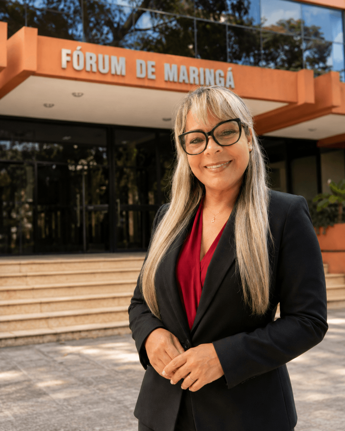Dra. Eunice de Almeida Vieira em frente ao Fórum de Maringá